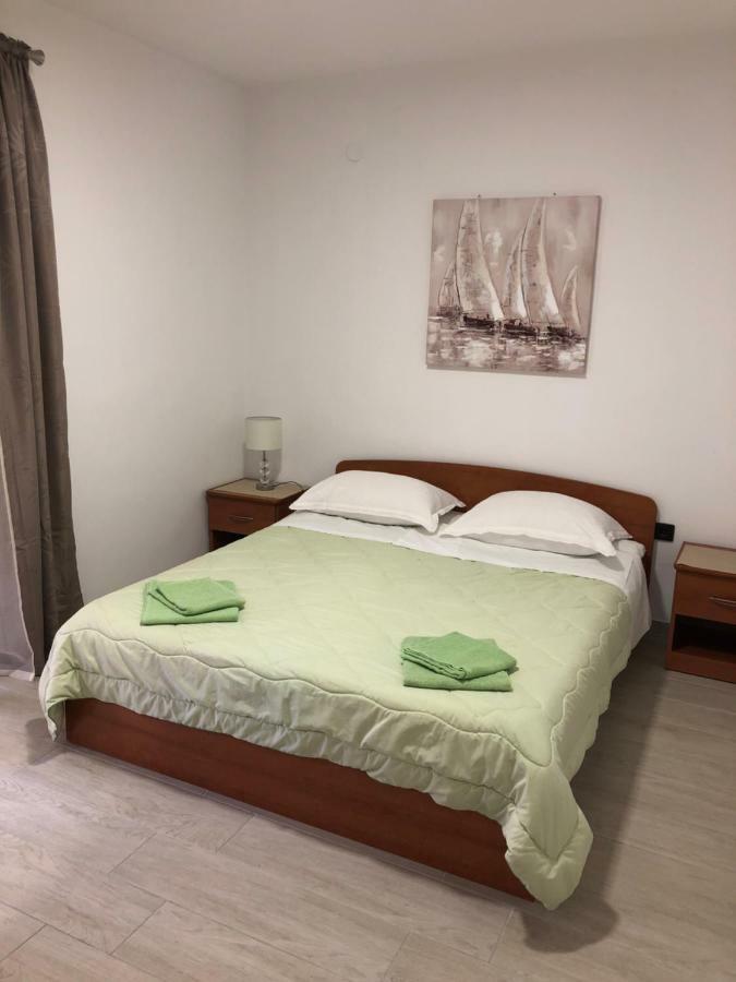 Apartmans And Rooms "Slavica" Novalja Exterior foto